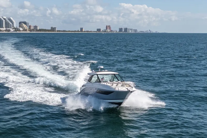 Slide: The Image of Sea Ray 320 Sundancer 2021 - 6109579