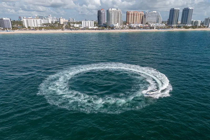 Slide: The Image of Sea Ray 320 Sundancer 2021 - 6109474