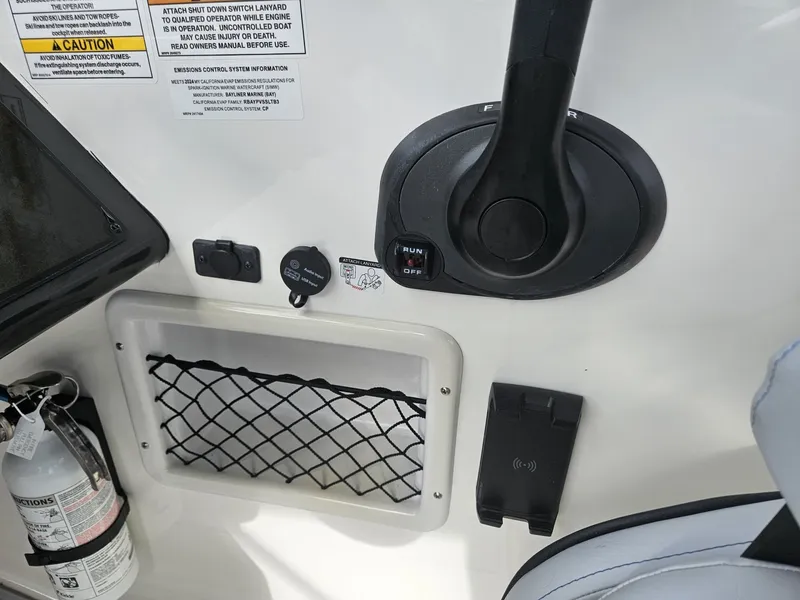 Slide: The Image of Bayliner VR6 Bowrider OB 2024 - 6109614