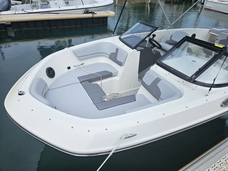 Slide: The Image of Bayliner VR6 Bowrider OB 2024 - 6109604