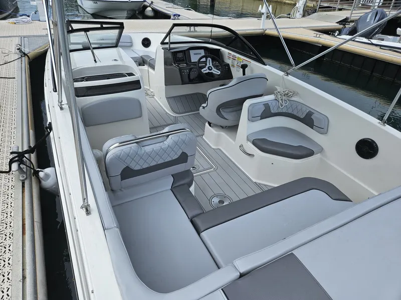 Slide: The Image of Bayliner VR6 Bowrider OB 2024 - 6109605