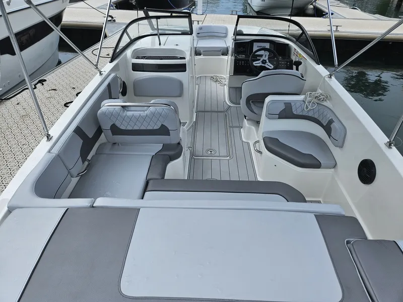 Slide: The Image of Bayliner VR6 Bowrider OB 2024 - 6109607