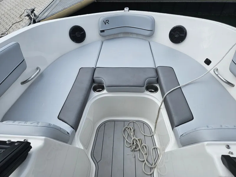 Slide: The Image of Bayliner VR6 Bowrider OB 2024 - 6109610