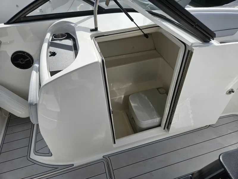 Slide: The Image of Bayliner VR6 Bowrider OB 2024 - 6109612