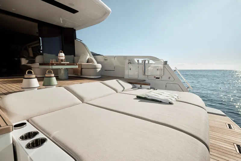 Slide: The Image of Azimut 62 FLY 2026 - 6109819