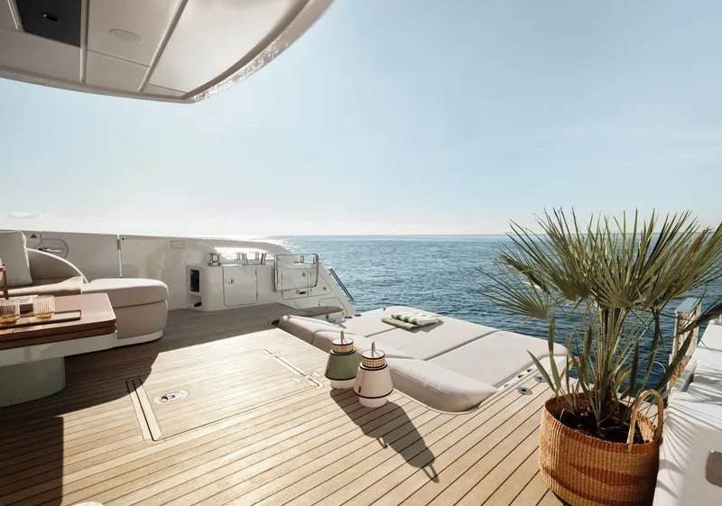 Slide: The Image of Azimut 62 FLY 2026 - 6109822