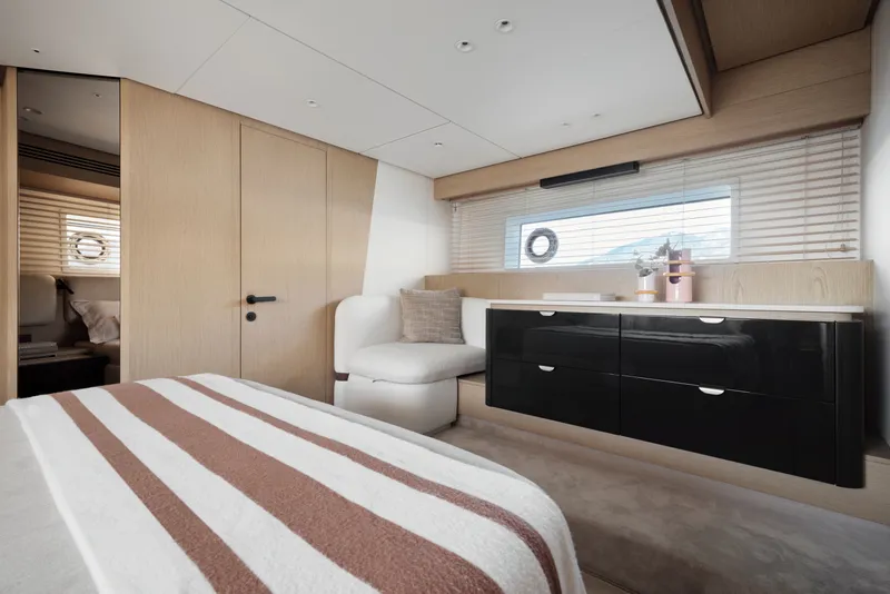 Slide: The Image of Azimut 62 FLY 2026 - 6109847