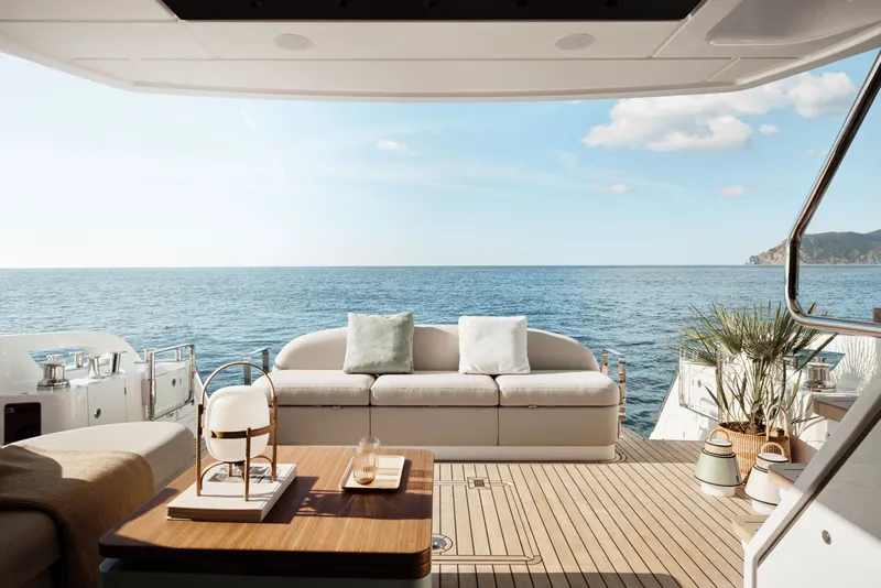 Slide: The Image of Azimut 62 FLY 2026 - 6109810