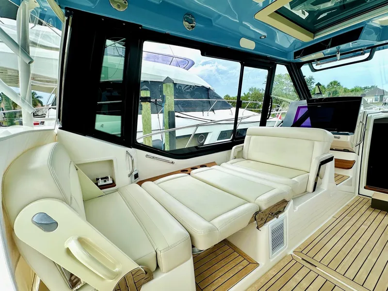 Slide: The Image of Boston Whaler 405 Conquest 2023 - 6110033