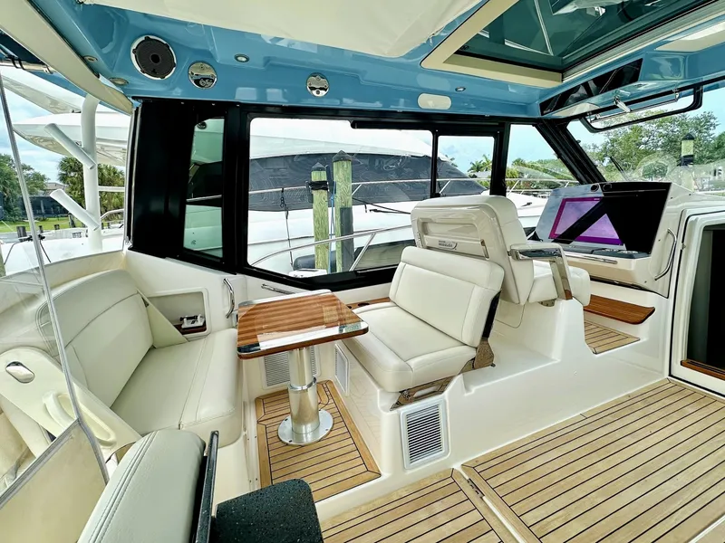 Slide: The Image of Boston Whaler 405 Conquest 2023 - 6110034
