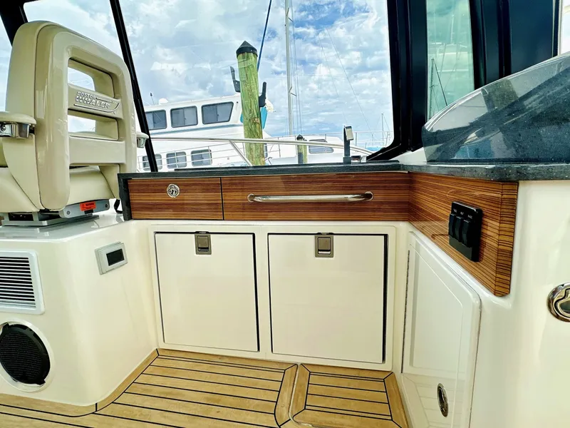 Slide: The Image of Boston Whaler 405 Conquest 2023 - 6110036