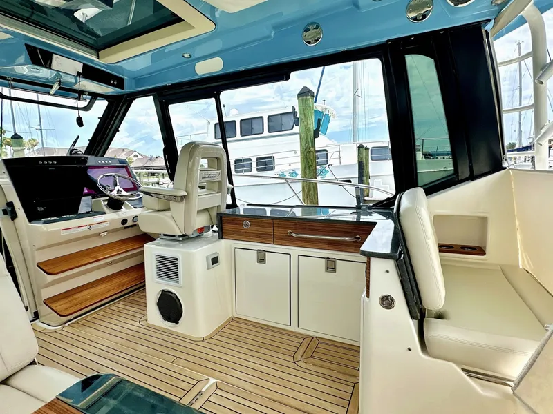 Slide: The Image of Boston Whaler 405 Conquest 2023 - 6110040