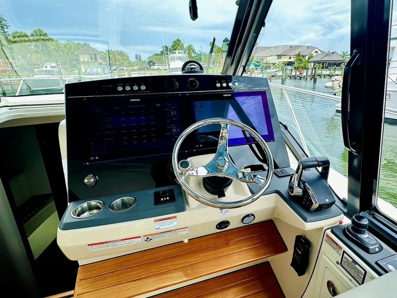 Slide: The Image of Boston Whaler 405 Conquest 2023 - 6110043