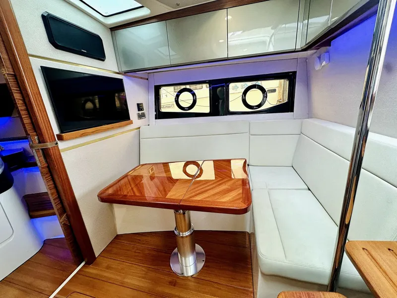 Slide: The Image of Boston Whaler 405 Conquest 2023 - 6110054