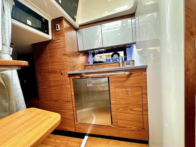 Slide: The Image of Boston Whaler 405 Conquest 2023 - 6110058