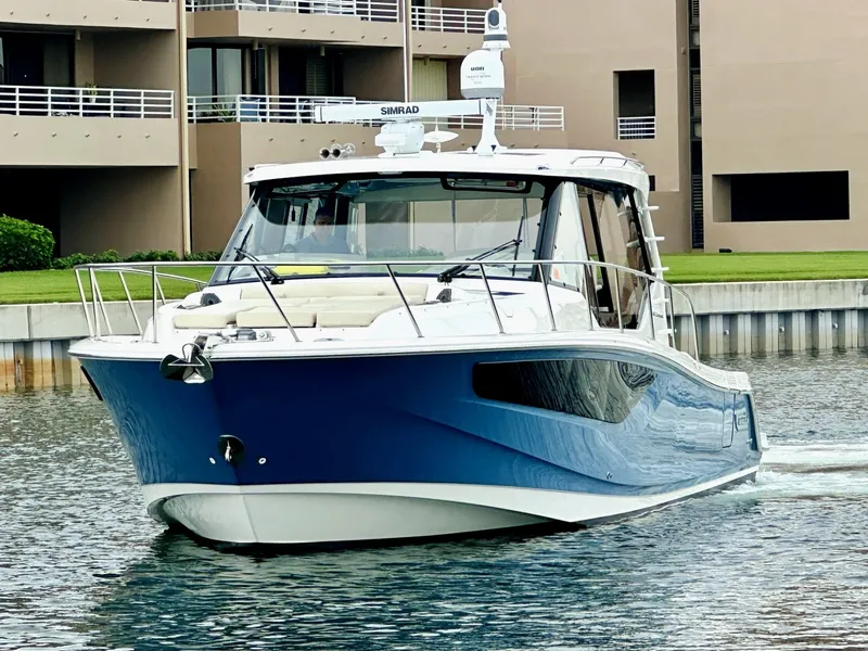 Slide: The Image of Boston Whaler 405 Conquest 2023 - 6110024