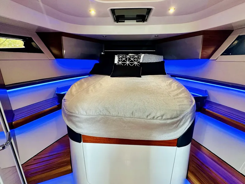 Slide: The Image of Boston Whaler 405 Conquest 2023 - 6110061