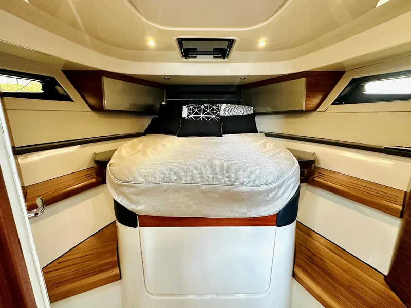 Slide: The Image of Boston Whaler 405 Conquest 2023 - 6110065