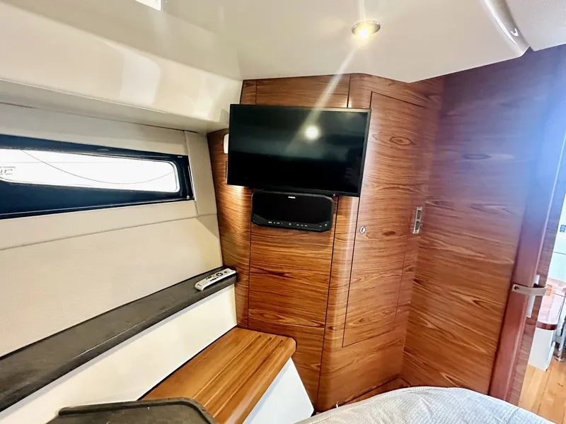 Slide: The Image of Boston Whaler 405 Conquest 2023 - 6110067