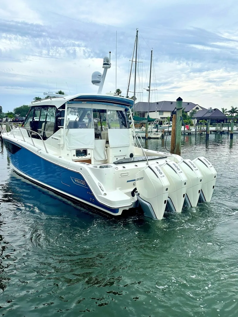 Slide: The Image of Boston Whaler 405 Conquest 2023 - 6110025