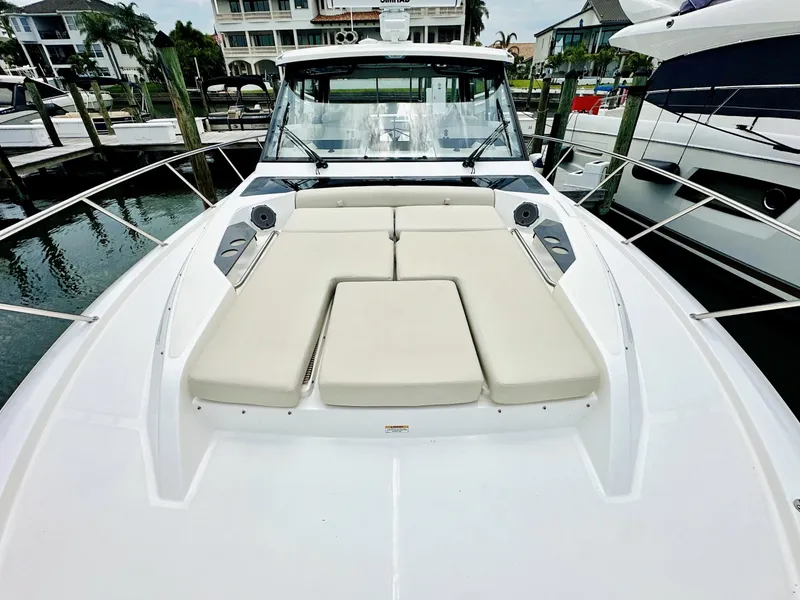 Slide: The Image of Boston Whaler 405 Conquest 2023 - 6110027