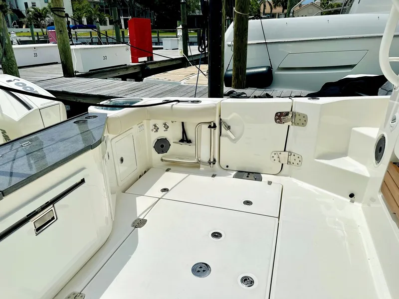 Slide: The Image of Boston Whaler 405 Conquest 2023 - 6110030