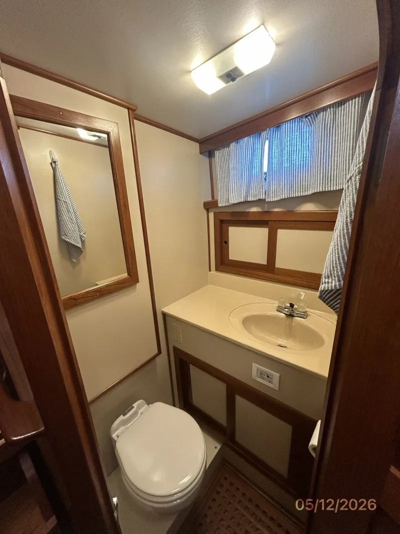 Slide: The Image of 36' Monk guest stateroom head - 6112303