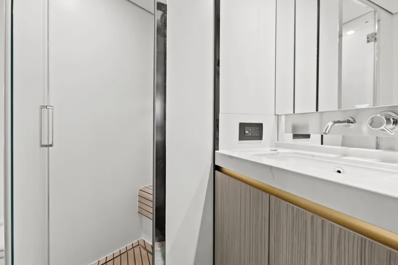 Slide: The Image of Azimut 60 FLY 2019 - 6113070