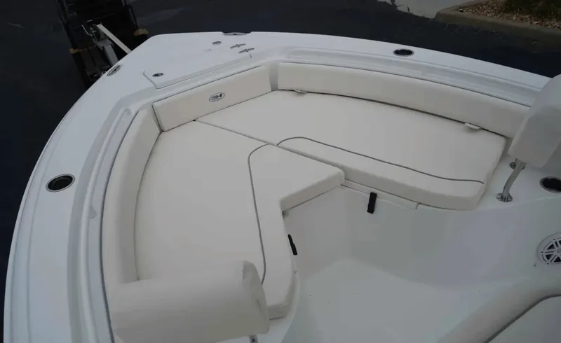 Slide: The Image of Sea Hunt Ultra 235SE 2026 - 6114095