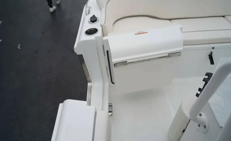 Slide: The Image of Sea Hunt Ultra 235SE 2026 - 6114090