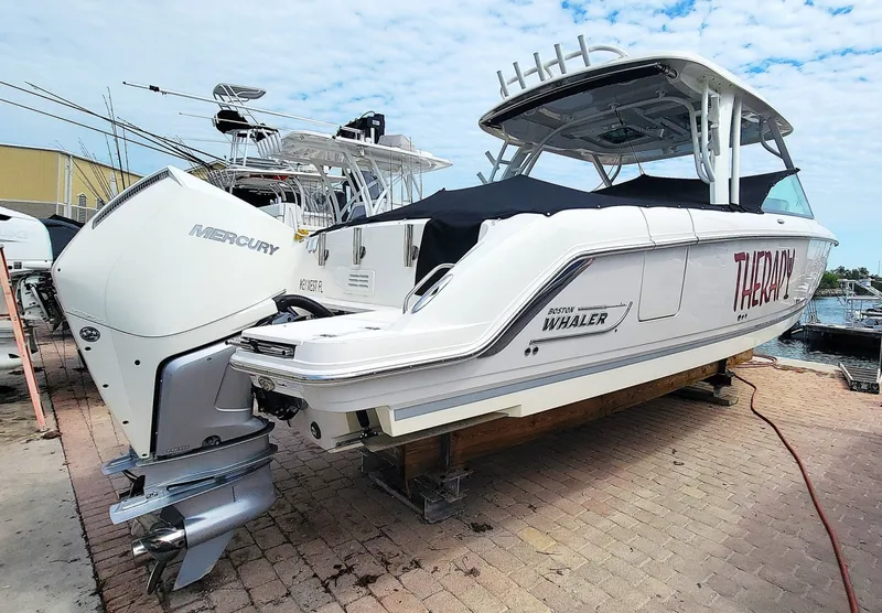 Slide: The Image of Boston Whaler 320 Vantage 2022 - 6115514