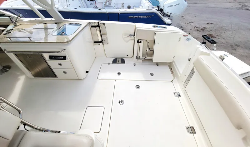 Slide: The Image of Boston Whaler 320 Vantage 2022 - 6115525