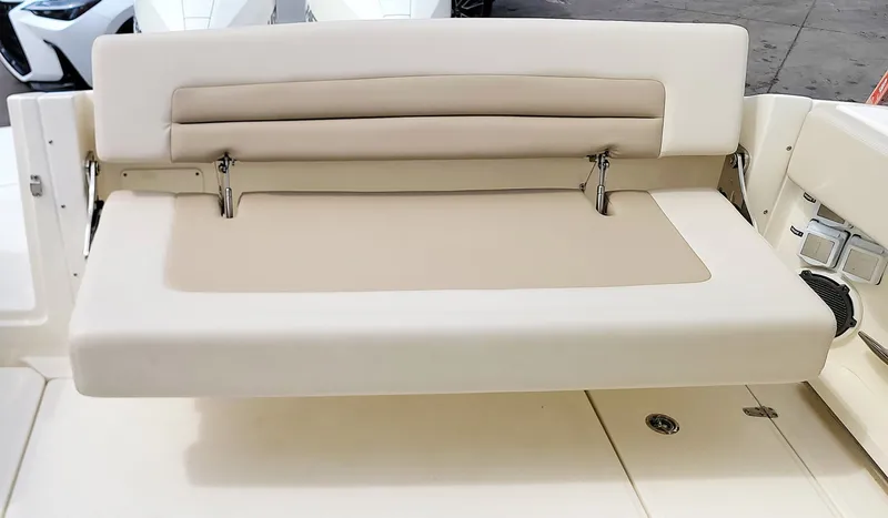 Slide: The Image of Boston Whaler 320 Vantage 2022 - 6115526