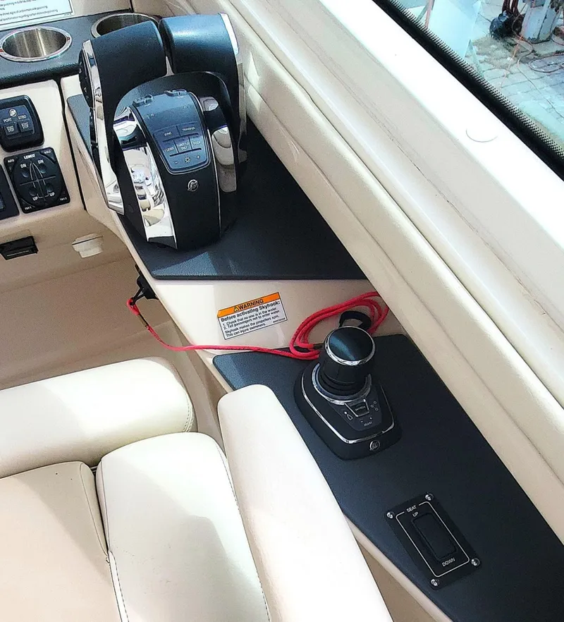Slide: The Image of Boston Whaler 320 Vantage 2022 - 6115533