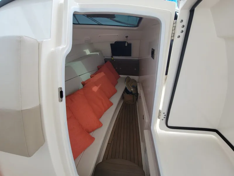 Slide: The Image of Boston Whaler 320 Vantage 2022 - 6115534