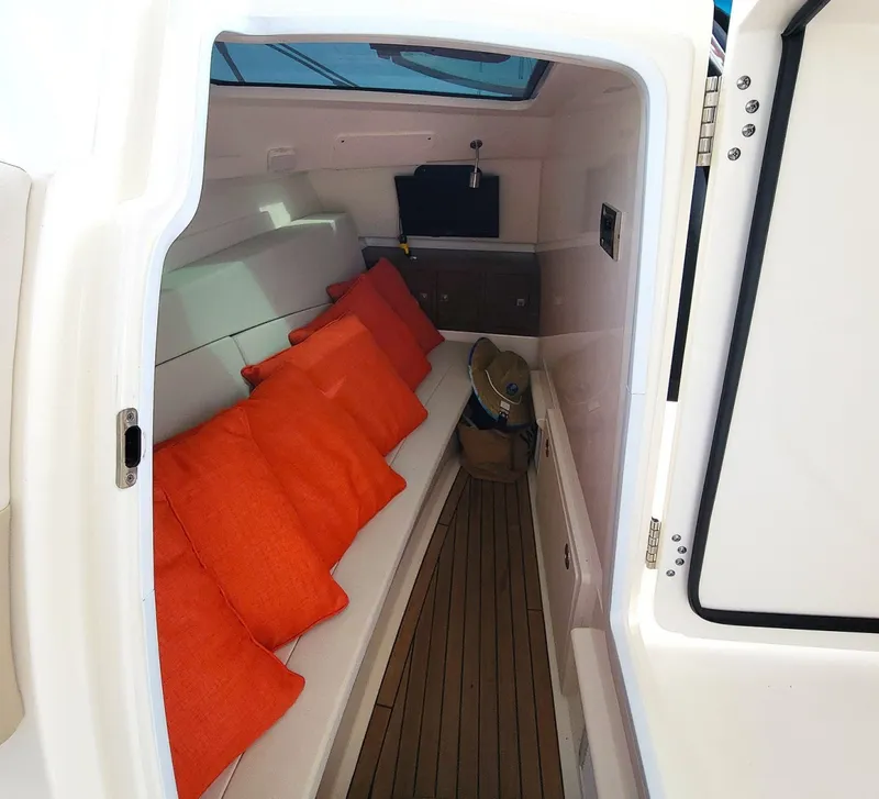 Slide: The Image of Boston Whaler 320 Vantage 2022 - 6115535
