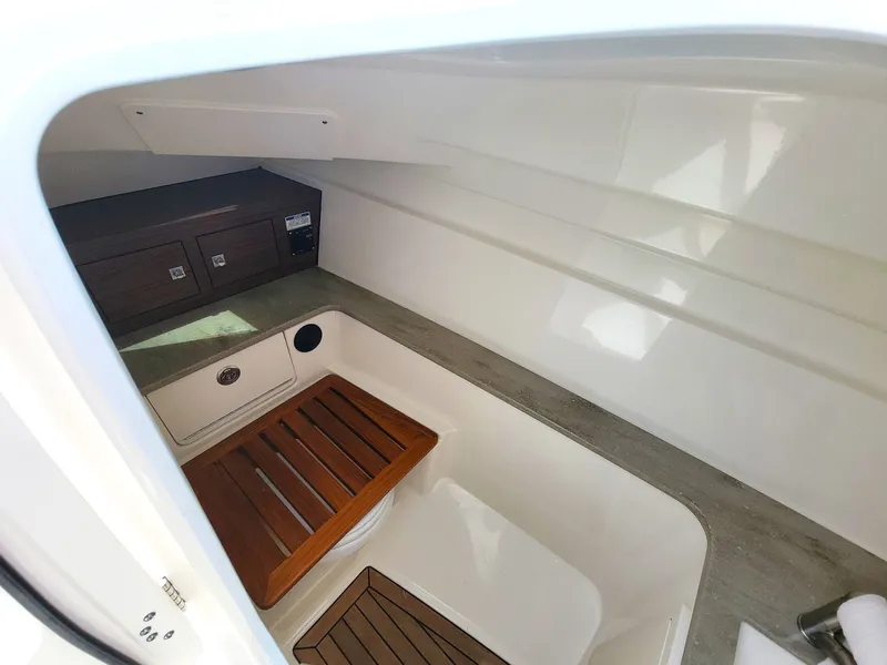 Slide: The Image of Boston Whaler 320 Vantage 2022 - 6115537
