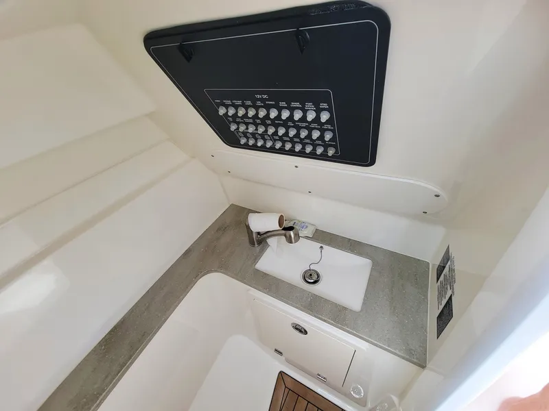 Slide: The Image of Boston Whaler 320 Vantage 2022 - 6115538