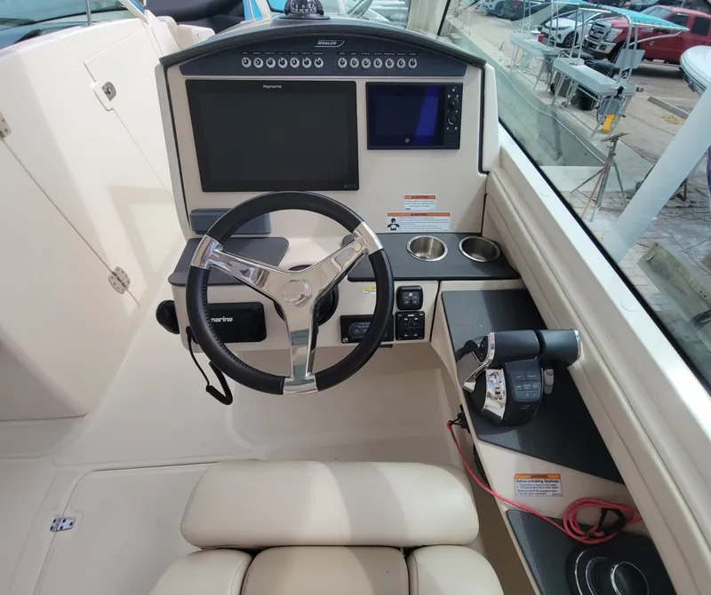 Slide: The Image of Boston Whaler 320 Vantage 2022 - 6115539