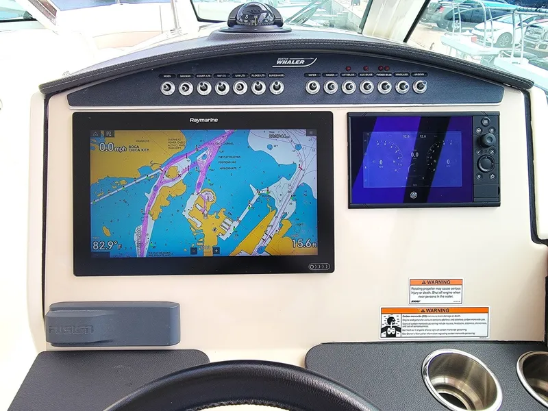 Slide: The Image of Boston Whaler 320 Vantage 2022 - 6115541