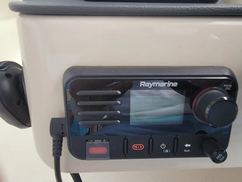 Slide: The Image of Boston Whaler 320 Vantage 2022 - 6115542