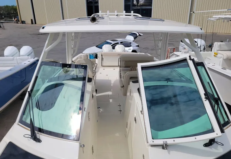 Slide: The Image of Boston Whaler 320 Vantage 2022 - 6115546