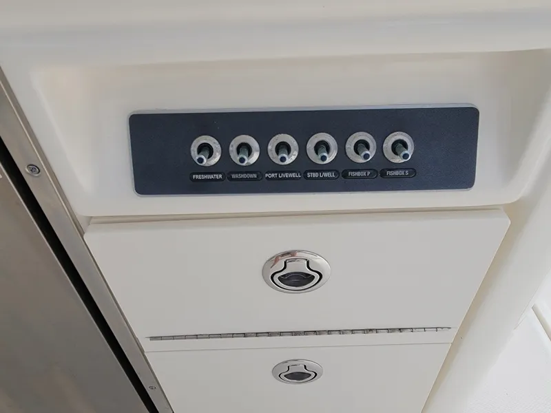 Slide: The Image of Boston Whaler 320 Vantage 2022 - 6115550
