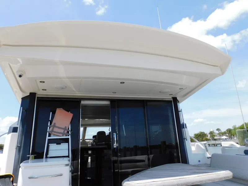 Slide: The Image of Sea Ray 550L 2019 - 6135461