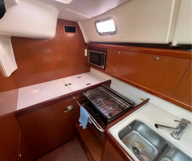 Slide: The Image of Beneteau Oceanis 40 2011 - 6136068