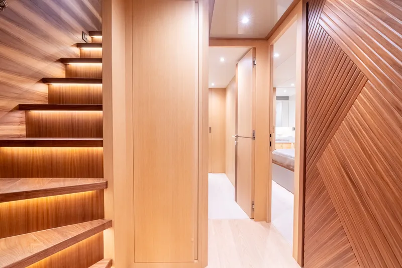 Slide: The Image of Horizon 80 FD 2023 - 6152013