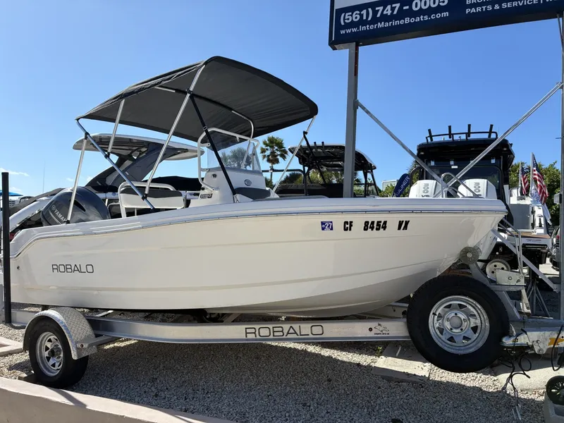 The Image of Robalo R160 Center Console 2025 - 6154860