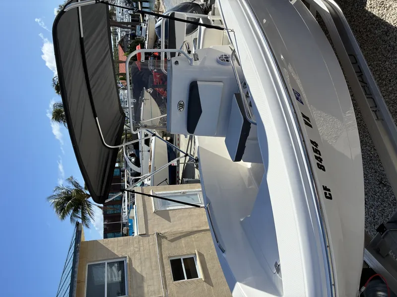 Slide: The Image of Robalo R160 Center Console 2025 - 6154861