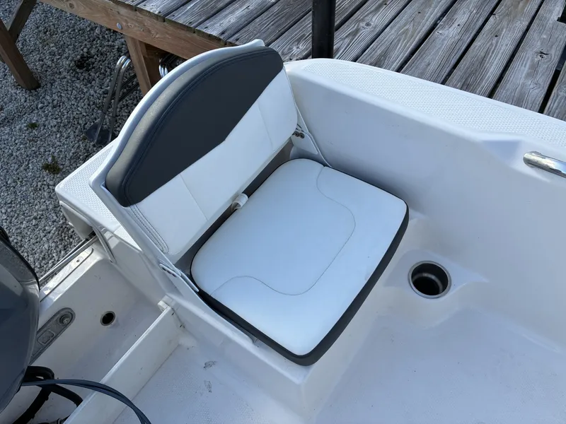 Slide: The Image of Robalo R160 Center Console 2025 - 6154871