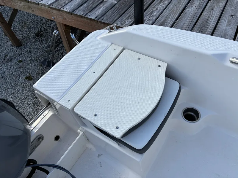 Slide: The Image of Robalo R160 Center Console 2025 - 6154872